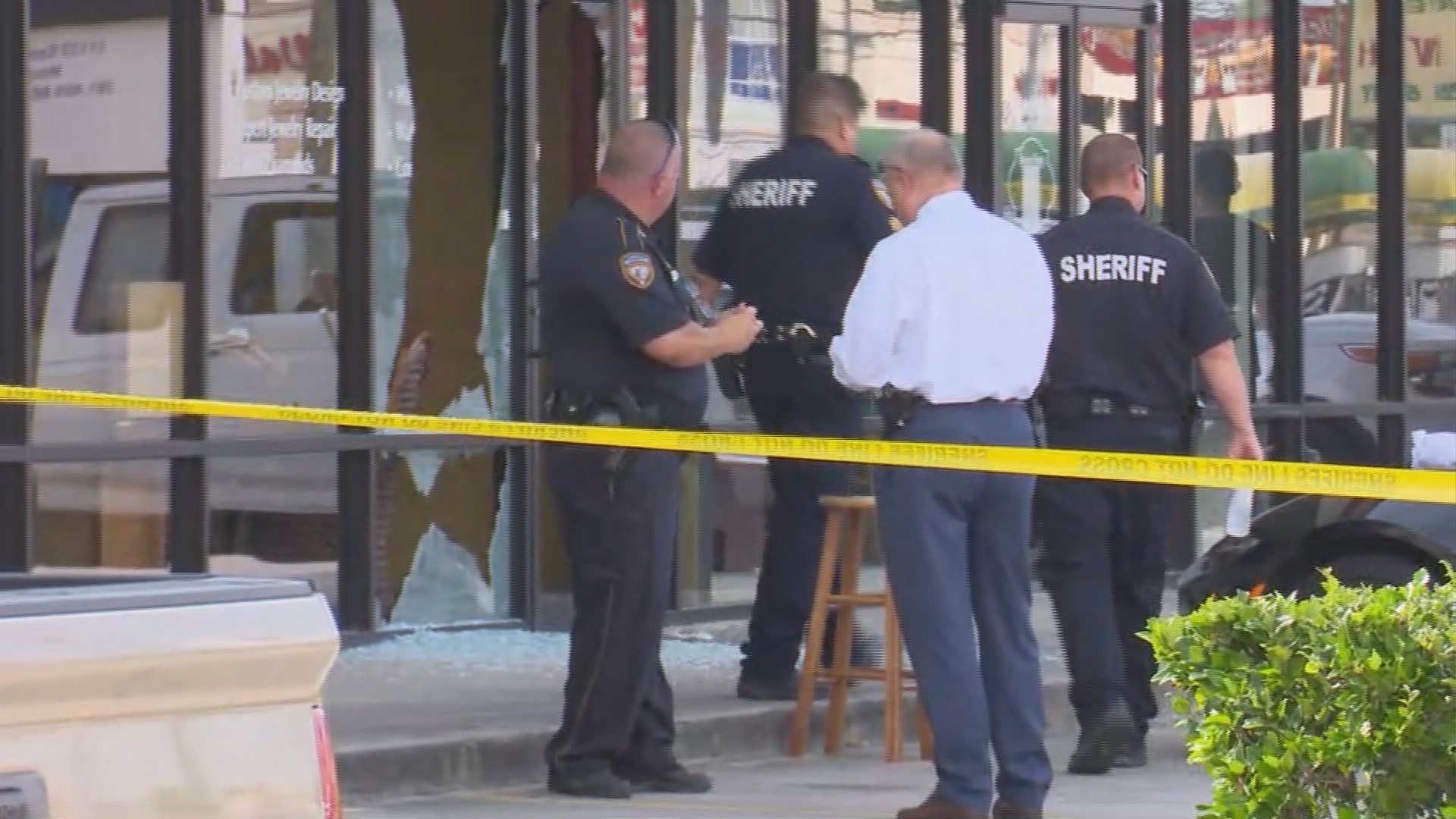 2 suspects shot during robbery at NW Houston jewelry store